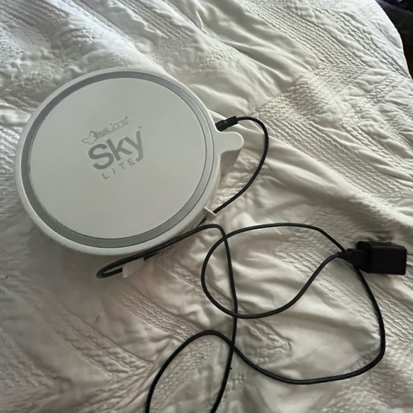 Bliss lights sky lite. It brodcasts blue clouds and/or a starry sky on a wall. - Picture 1 of 3